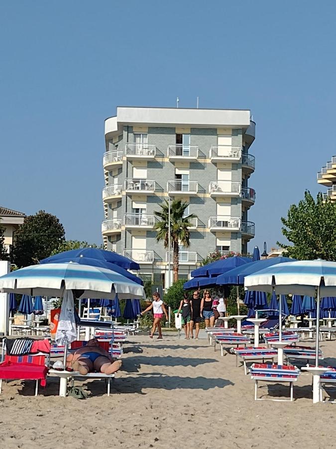 Hotel Boston Альба-Адриатика Экстерьер фото