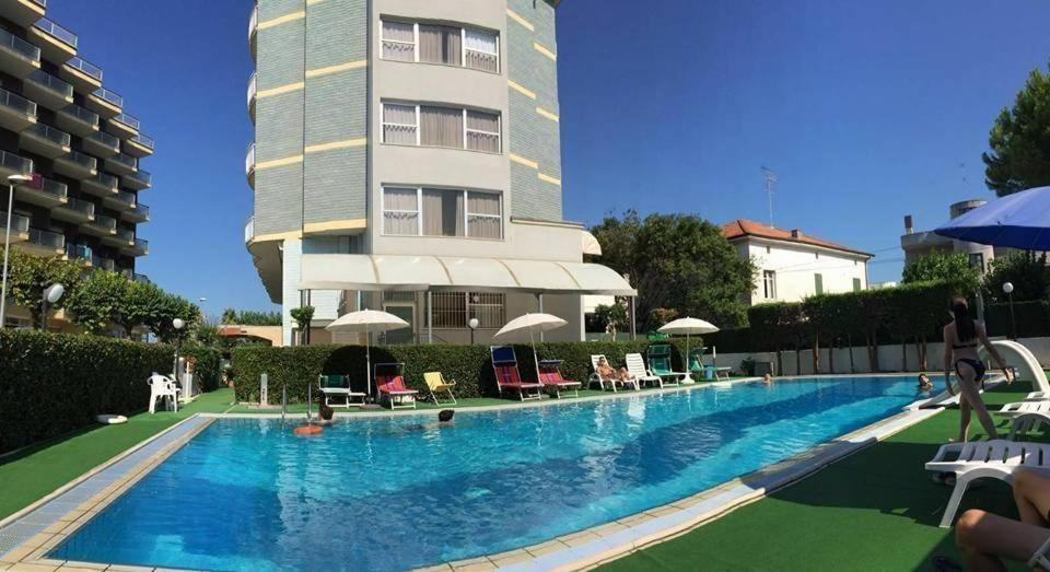 Hotel Boston Альба-Адриатика Экстерьер фото