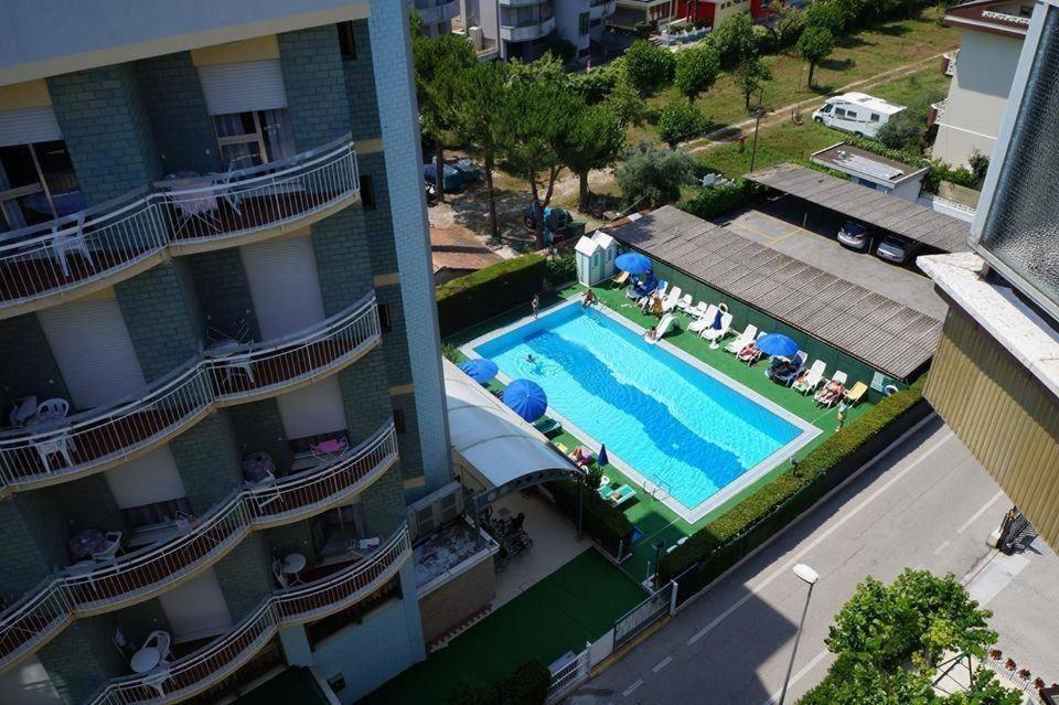 Hotel Boston Альба-Адриатика Экстерьер фото