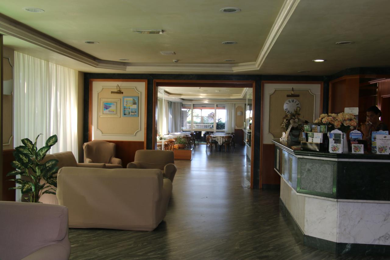 Hotel Boston Альба-Адриатика Экстерьер фото