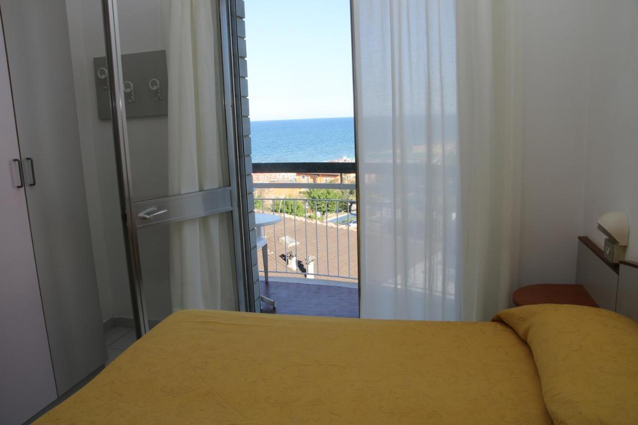 Hotel Boston Альба-Адриатика Экстерьер фото